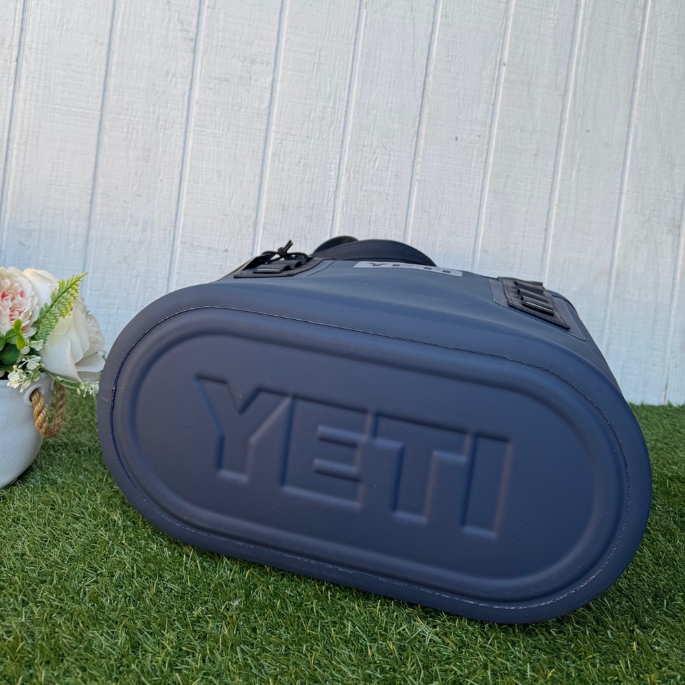 YETI 20 CARRYALL TOTE BAG
in Navy Blue - Durable New Tags summer travel - Picture 8 of 16